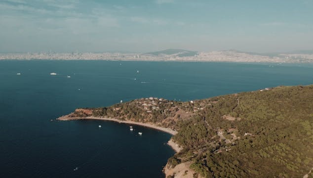 Burgazada açıklarında günbatımı manzarası eşliğinde bekleyen balıkçı tekneleri.