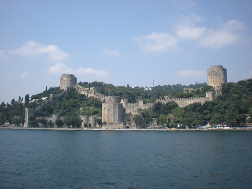 İstanbul Rumeli Hisarı’ndan Boğaz manzarası ve balıkçılık yapılan kıyı bölgesi.