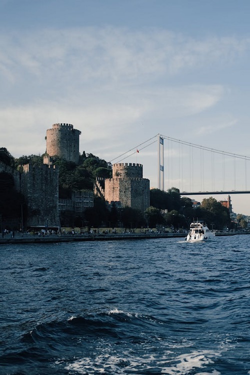 İstanbul Rumeli Hisarı’ndan Boğaz manzarası ve balıkçılık yapılan kıyı bölgesi.