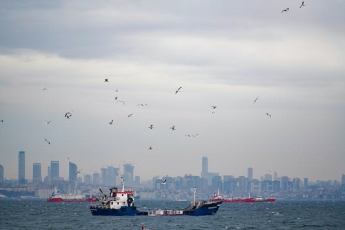 Zeytinburnu Sahili’nde gün doğumu eşliğinde huzurlu balık avı atmosferi
