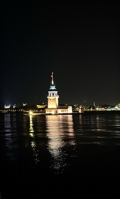 İstanbul Boğazı ve Kız Kulesi manzarası, gün batımında eşsiz şehir silueti