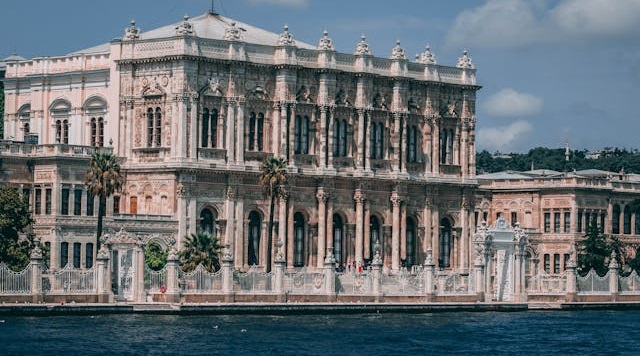 İstanbul Boğazı’nda tarihi bir yalının dış cephesi ve Boğaz manzarası