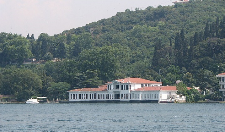 İstanbul Boğazı’nda tarihi bir yalının dış cephesi ve Boğaz manzarası